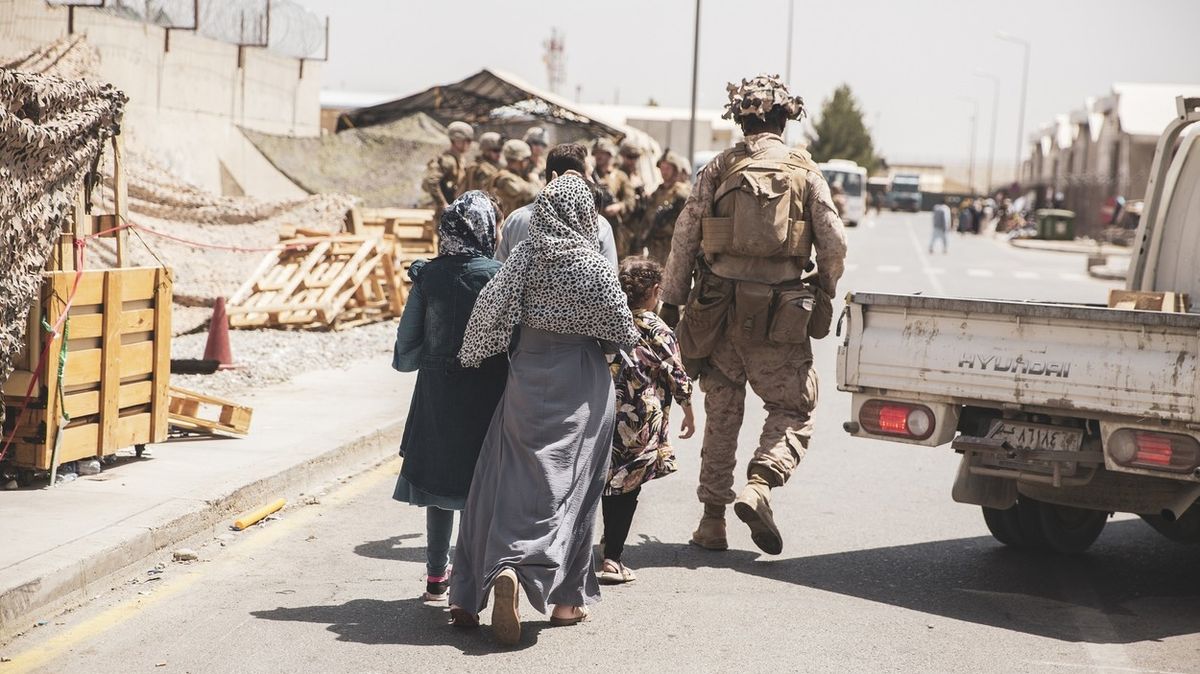 Británie plánuje tento týden z Afghánistánu odvézt dalších 6000 lidí